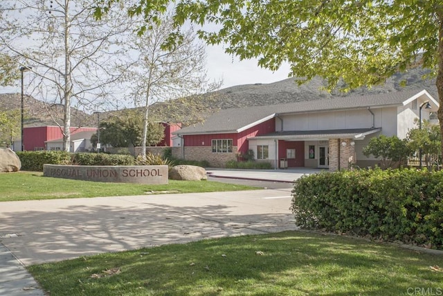 view of property's community featuring a yard