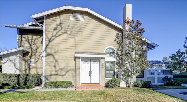 view of front of property featuring a front yard