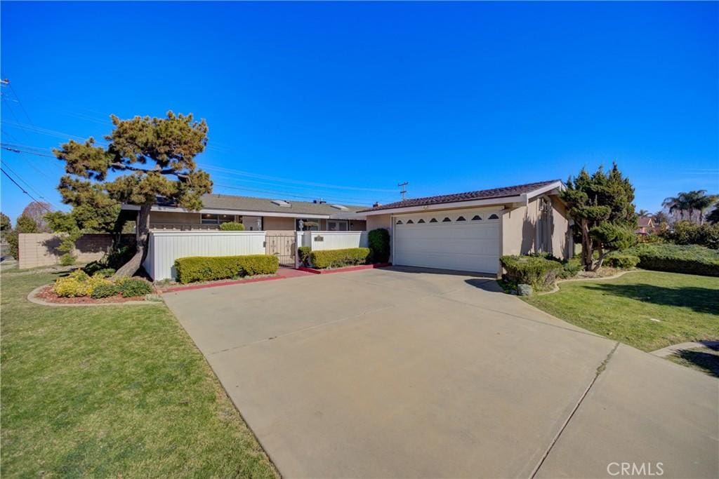 single story home featuring a front lawn