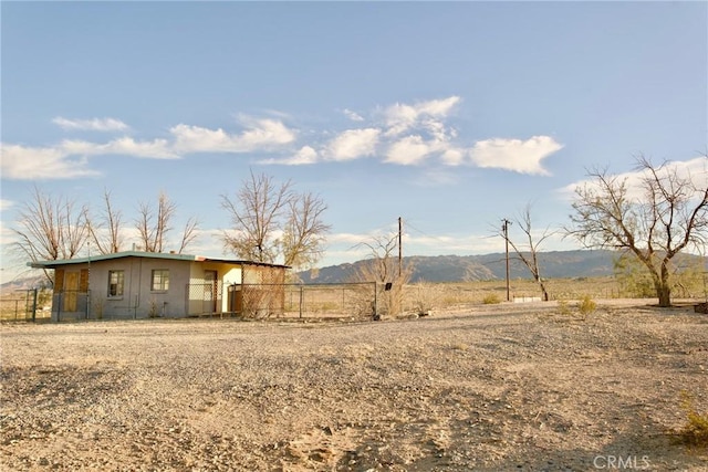 view of yard featuring a rural view and a mountain view