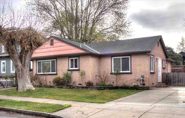 view of front of property with a front lawn