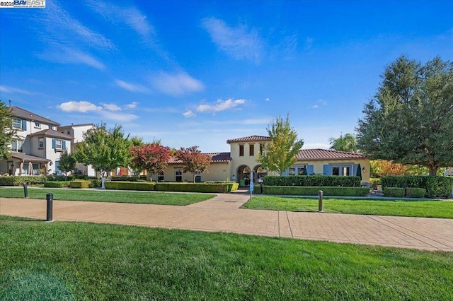 view of front of house featuring a front yard