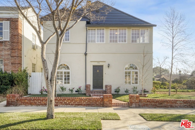 view of front of property featuring a front lawn