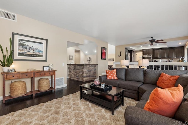 living room with baseboards, visible vents, ceiling fan, wood finished floors, and recessed lighting