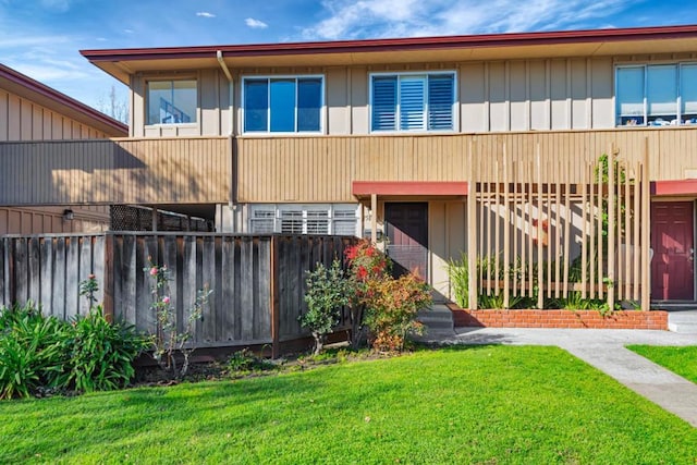 view of front of home with a front lawn