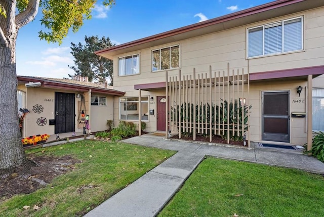 view of front of property featuring a front lawn