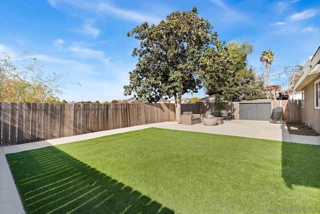 view of yard featuring a patio area