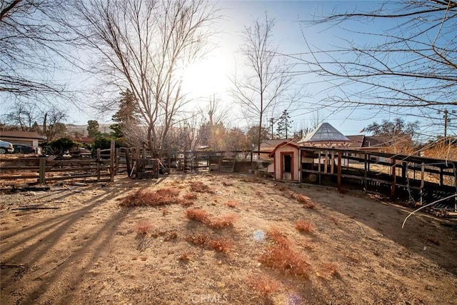 view of yard with an outbuilding