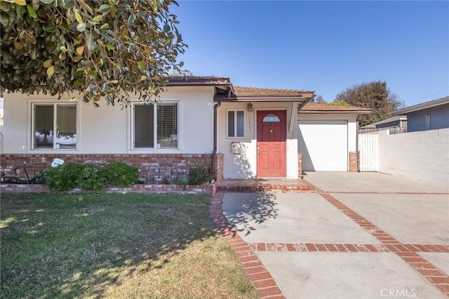 view of front of home featuring a front yard and a garage