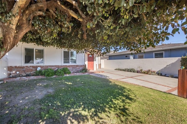 view of front of house with a front lawn