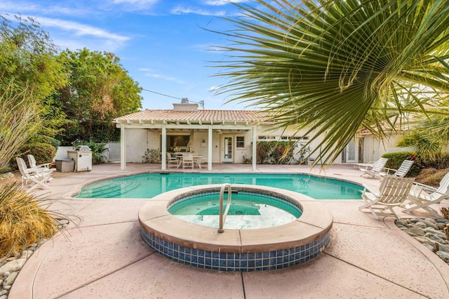 view of swimming pool featuring an in ground hot tub, a patio area, and a pergola