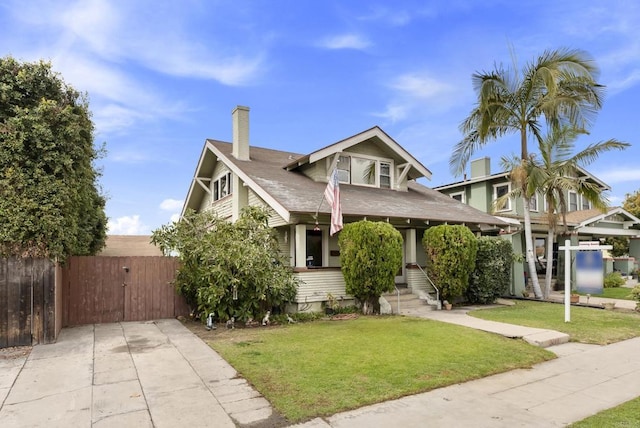 view of front facade featuring a front lawn