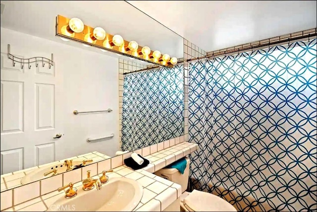 bathroom with a shower with curtain, vanity, and toilet