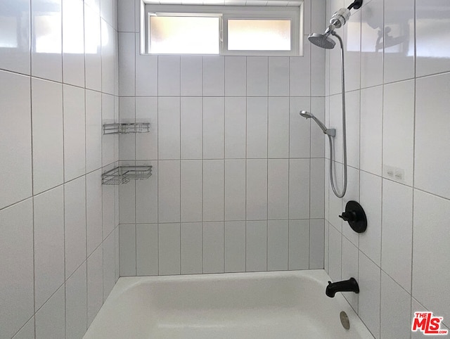 bathroom with tiled shower / bath