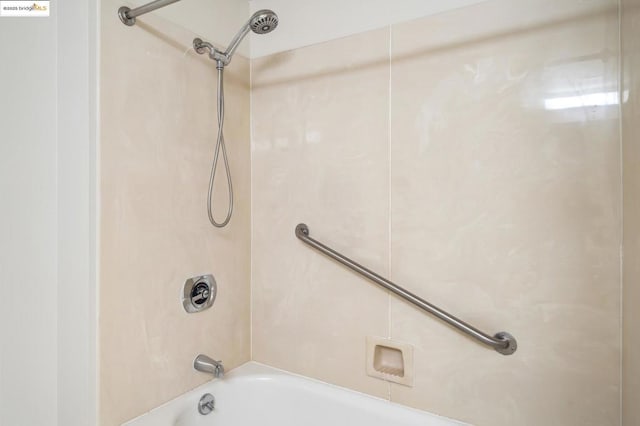 bathroom featuring tiled shower / bath combo