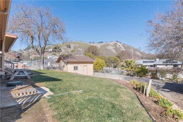 view of yard featuring a mountain view and an outdoor structure