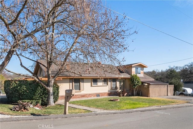 view of front of house featuring a front yard