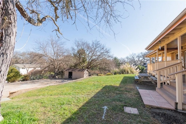 view of yard featuring a storage shed