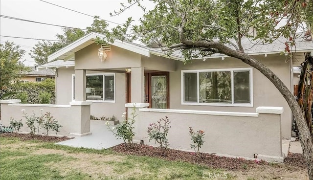 view of front of property with a front yard