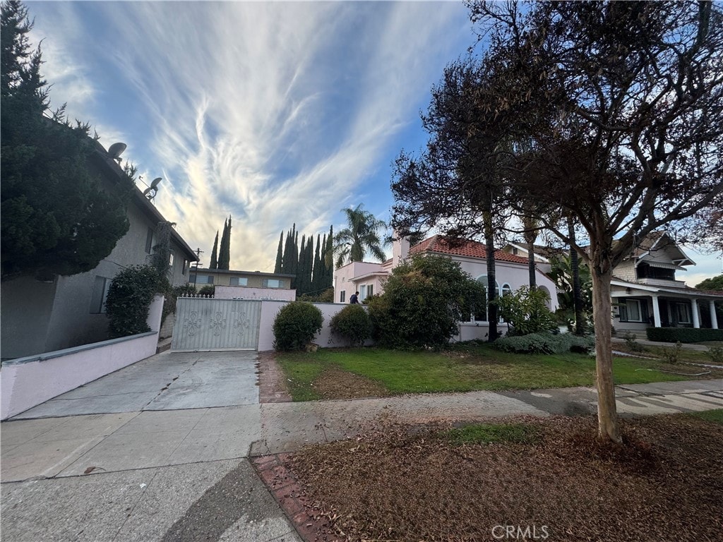 view of front of property featuring a front lawn