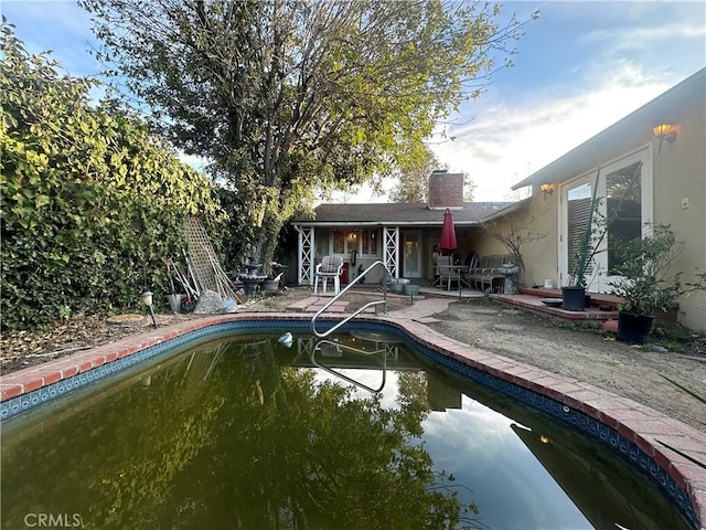 view of swimming pool featuring a patio