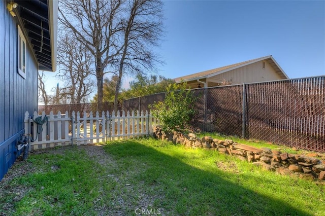 view of yard featuring a fenced backyard