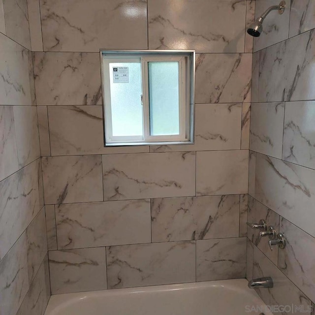 bathroom featuring tiled shower / bath combo