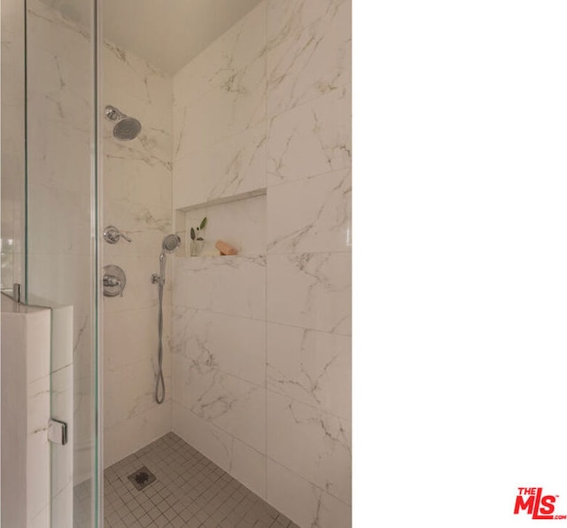 bathroom featuring a tile shower