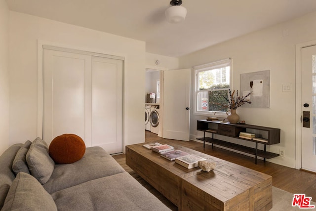 living room featuring dark wood-type flooring and independent washer and dryer