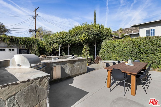 view of patio / terrace featuring an outdoor kitchen and grilling area