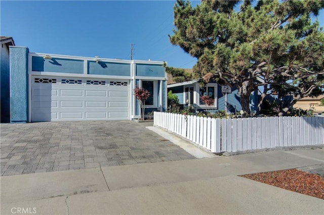 view of front facade featuring a garage