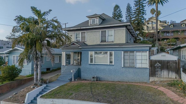 view of front of home featuring a front lawn