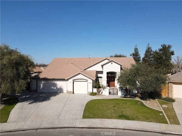 view of front of house featuring a garage and a front yard