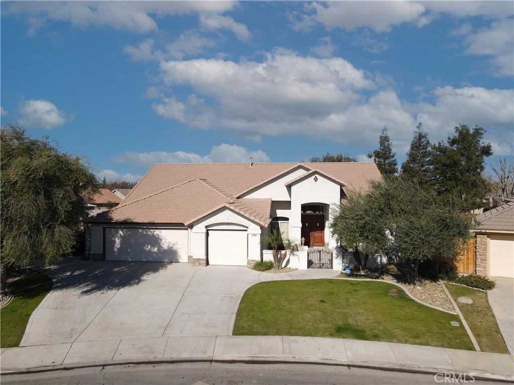 view of front of house with a garage and a front lawn