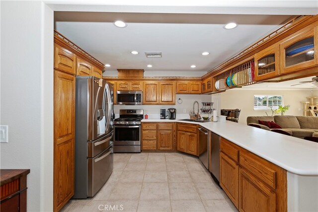 kitchen featuring sink, stainless steel appliances, and kitchen peninsula