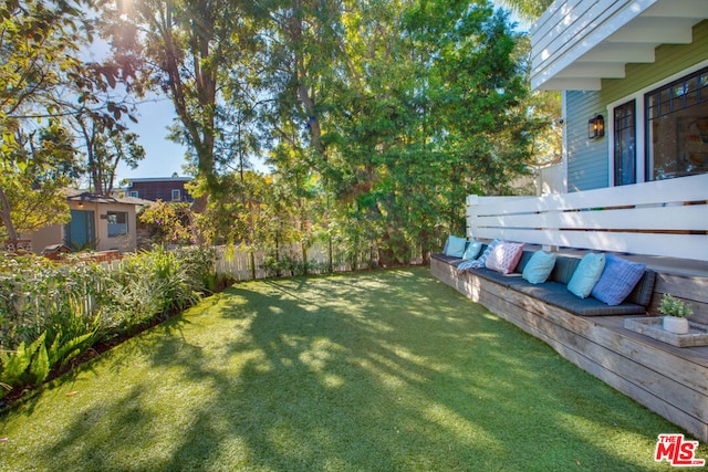 view of yard with outdoor lounge area