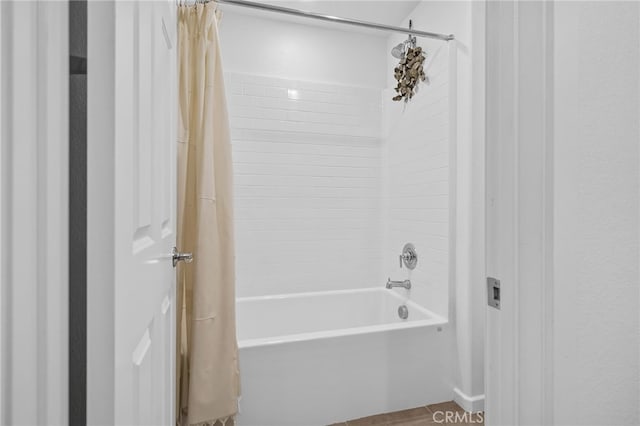 bathroom featuring shower / tub combo