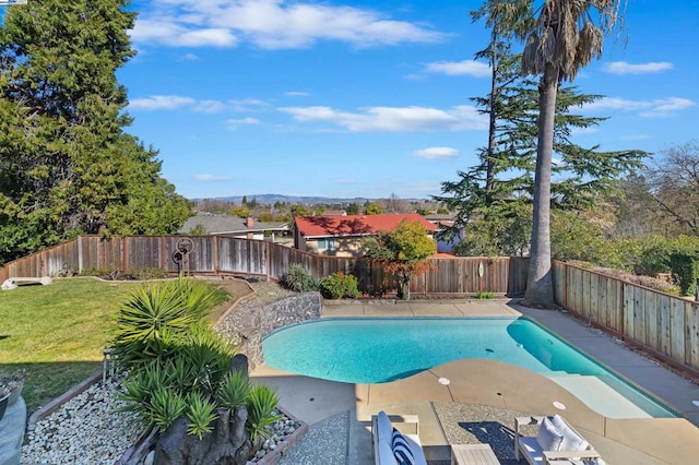 view of swimming pool with a yard