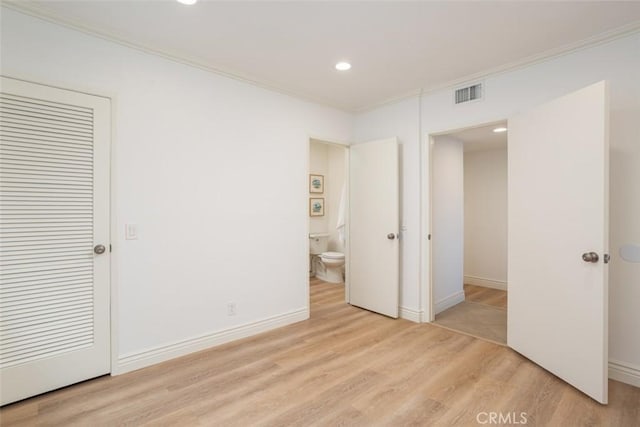 unfurnished bedroom featuring baseboards, light wood-type flooring, recessed lighting, crown molding, and visible vents