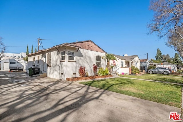 view of front of property featuring a front yard