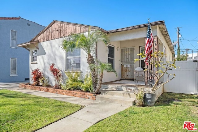 view of front of property with a front yard