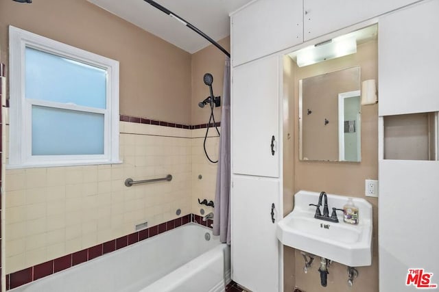 bathroom featuring sink and tiled shower / bath