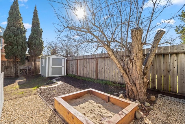 view of yard featuring a storage unit