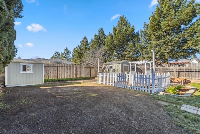 view of yard featuring a shed