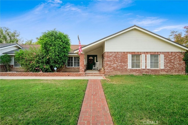 ranch-style house featuring a front yard