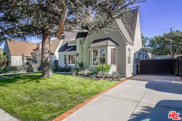 view of front of property featuring a front lawn