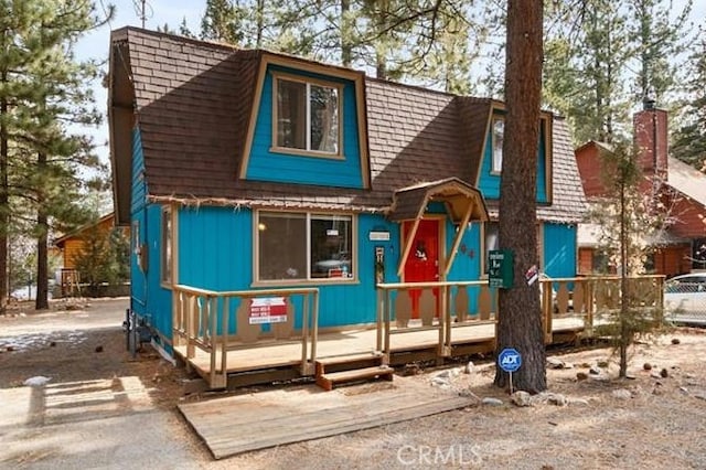 view of front of house with a gambrel roof