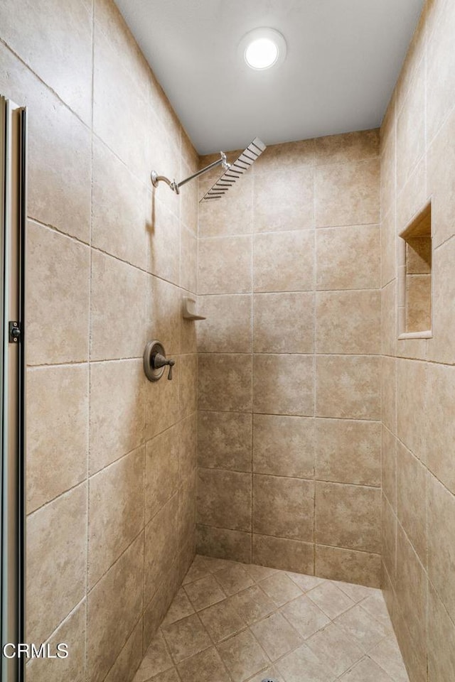 bathroom featuring a tile shower