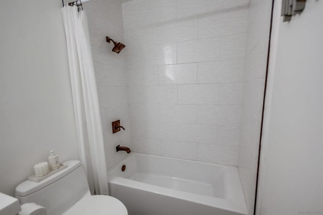 bathroom featuring toilet and shower / tub combo