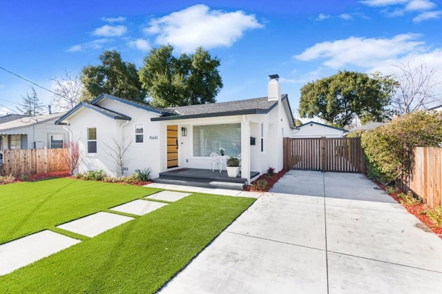 view of front of house featuring a front yard